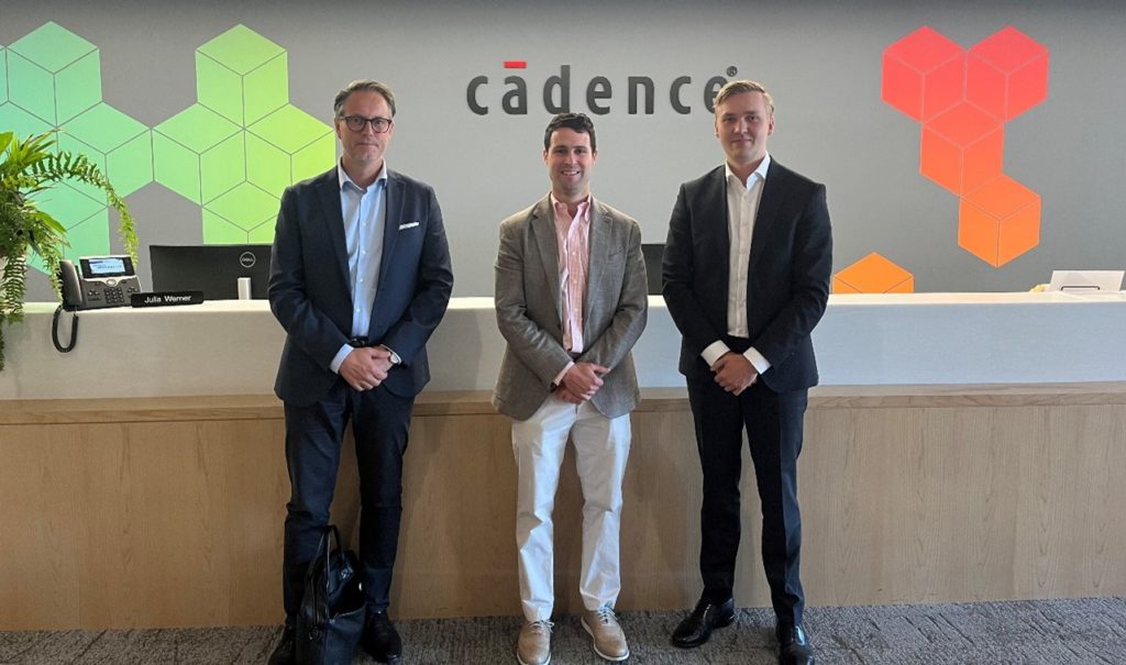 Tre män framför en Cedence logo