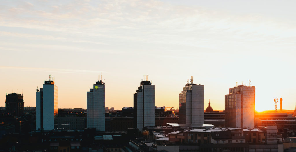 Stockholms skyline vid solnedgång med höghus, relaterad till Coeli Fastighet II AB.