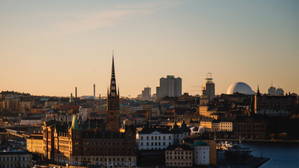 Stockholms stadssilhuett vid solnedgången som speglar stabilitet och tillförlitlighet inom traditionell Private Banking.